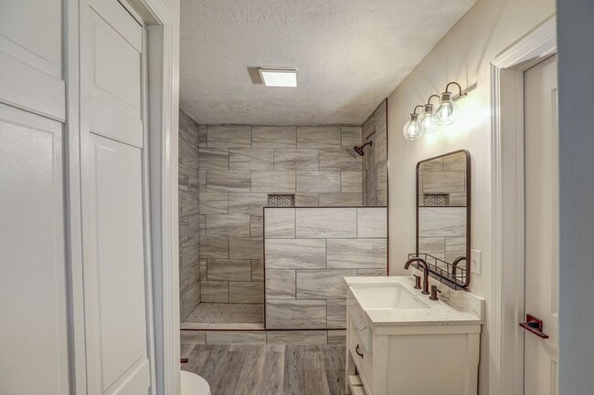 Building Photo - 2 Bdrm / 2 Bath - Remodeled Cottage in Johnson City