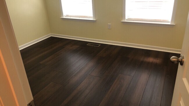 Building Photo - 3 Bedroom, Bonus Room and 3.5 Bathroom Townhome available in Suncrest Village- 04/03/2026 until t...