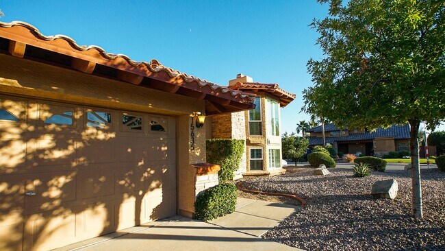 Building Photo - Heated Pool Home/Split Level Magic Zip Code