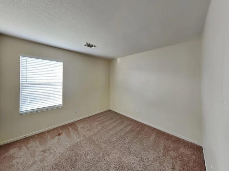 Building Photo - 1817 Day Lily Way