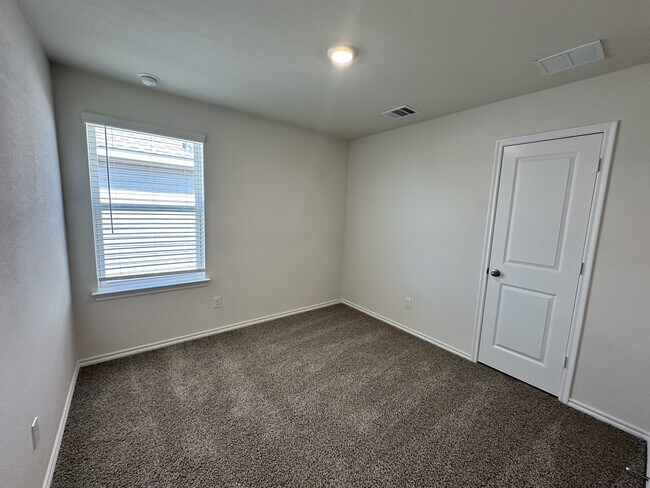 Building Photo - 634 White Ash Dr