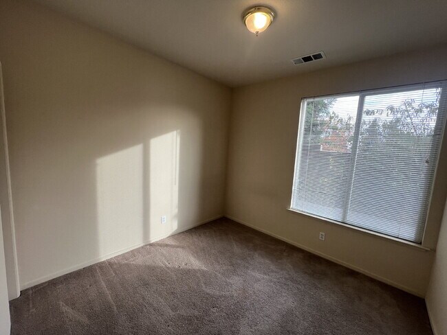 Building Photo - North Merced: 5 bedroom 3 bathroom 2 story...