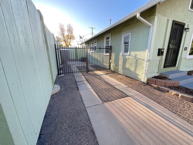 Building Photo - 1 Bedroom Home Available Near Colorado Ave & S 10th St!