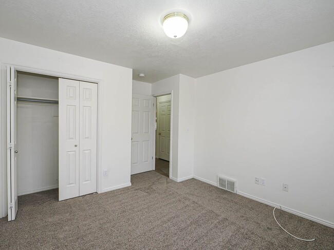 Building Photo - 2 Bedroom, 2 Bathroom Home