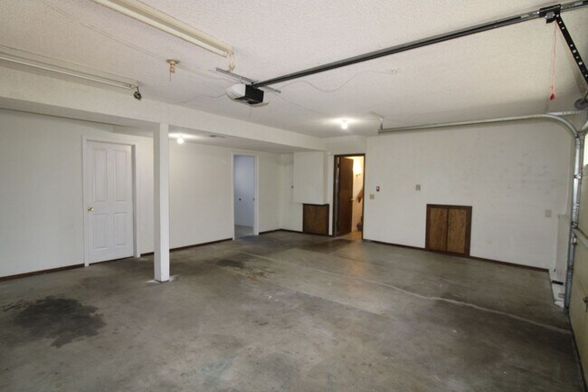 Building Photo - SPACIOUS 3+ BEDROOM SALMON CREEK/MOUNT VISTA MULTI-LEVEL HOME WITH LARGE FENCED YARD!