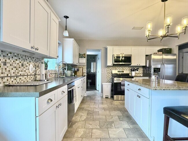 Building Photo - 3 Bed/2.5 Bath - Cape Cod Charm with Modern Comforts Throughout