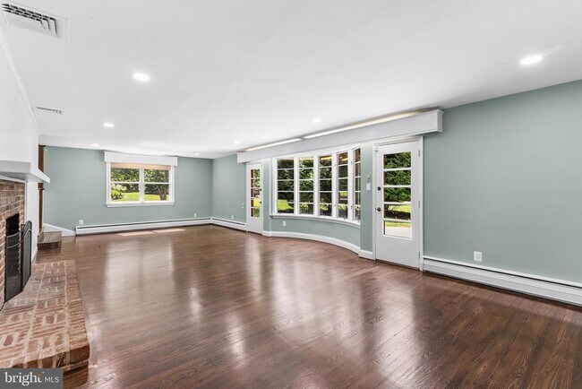 Building Photo - 749 Bair Rd