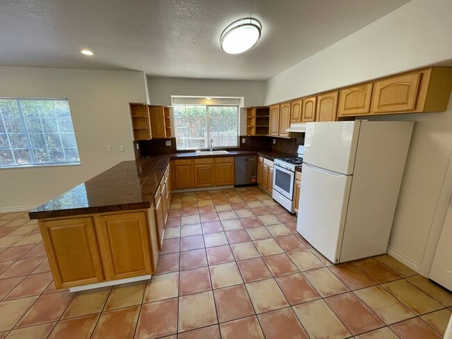 Building Photo - 4527 Hollister Ave