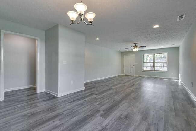 Building Photo - Spacious ranch style 2-bedroom, 2 bath duplex located in Manchester!