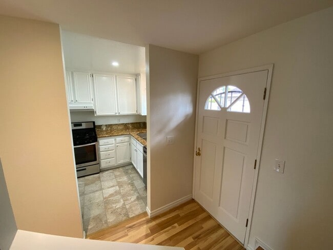 Building Photo - Bright and Spacious 2 Bed/1.5 Bath South O...