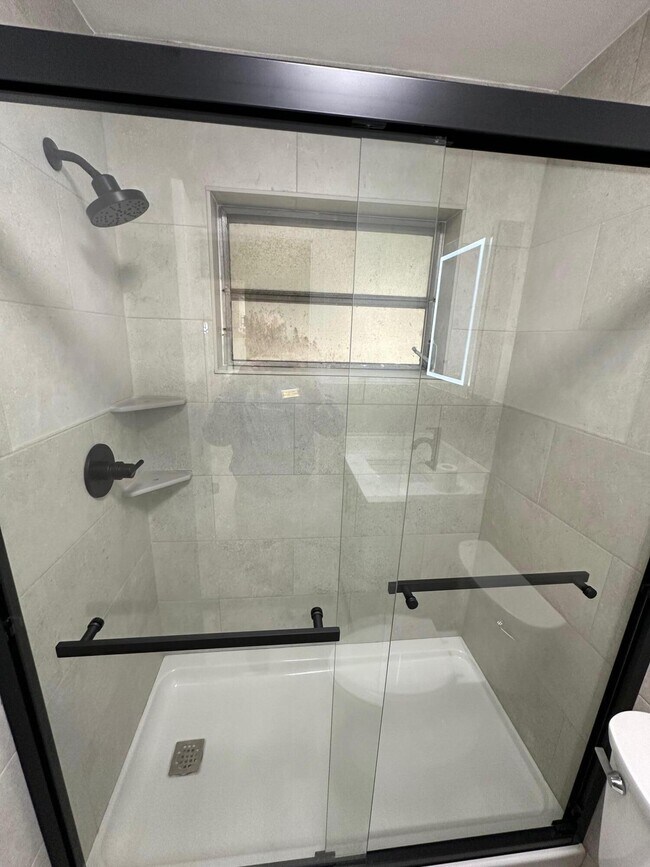 Building Photo - 932 S B St