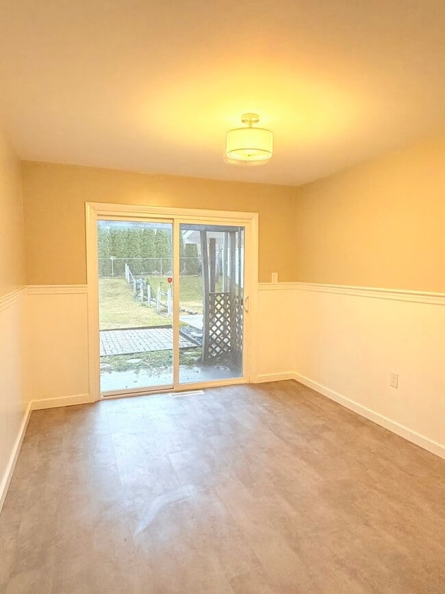 Building Photo - 3 Bedroom House