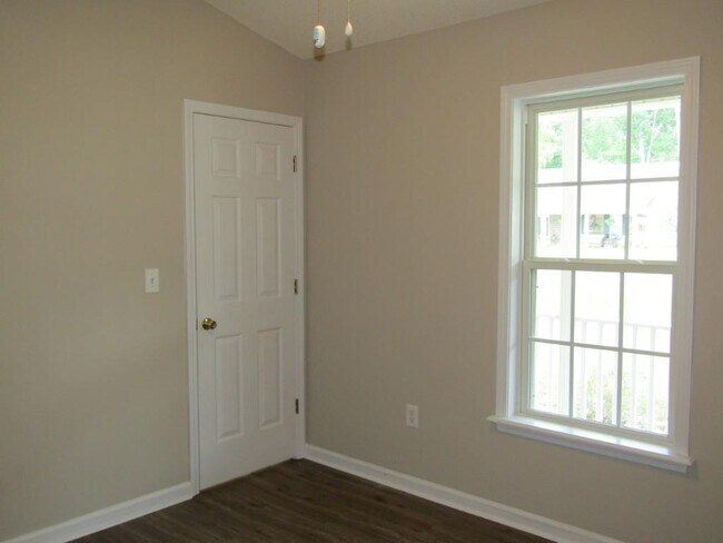 Building Photo - 2208 Seaford Dr