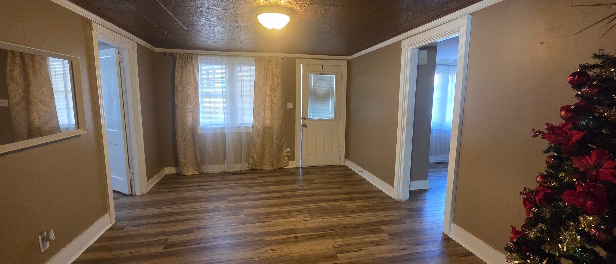 Great Room Entrance - 7043 S Goddard Rd