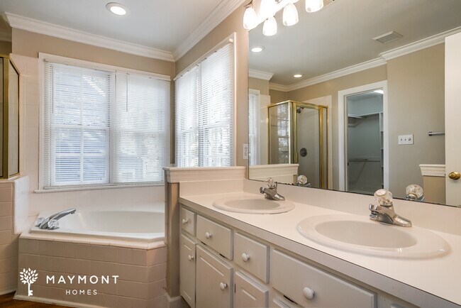 Building Photo - Gorgeous 3 Bedroom
