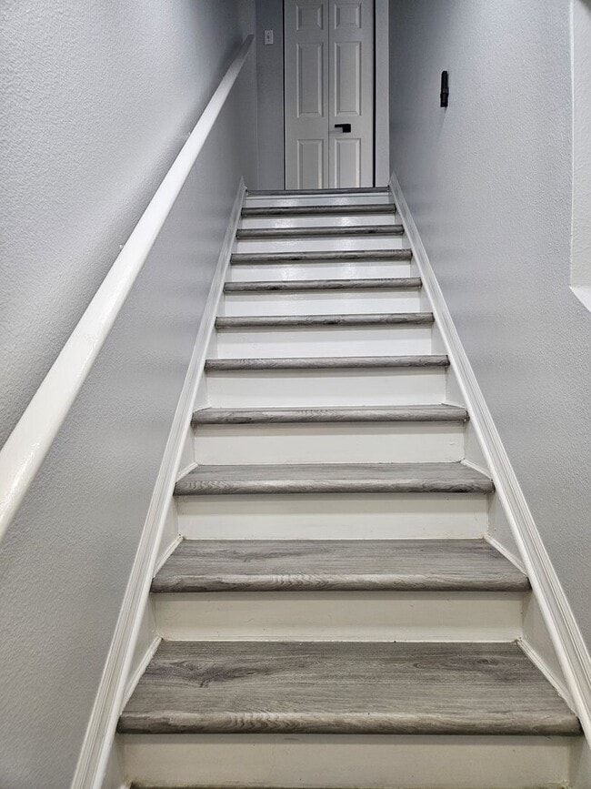 Building Photo - Stunning Fully Renovated Townhouse for rent in Land O' Lakes – Your Dream Home Awaits!