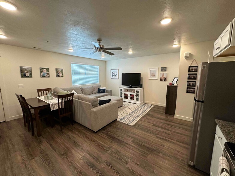 Building Photo - 393 W 625 N