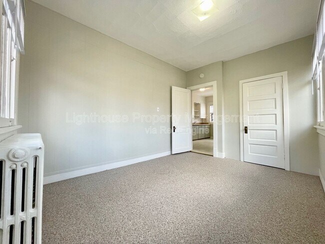 Building Photo - 231 Lyon St NE