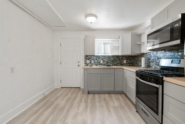 Building Photo - 1606 Maple Ave