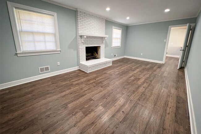 Building Photo - Beautifully Updated Home Near Wrightsville Beach & Mayfaire - Pet Friendly!