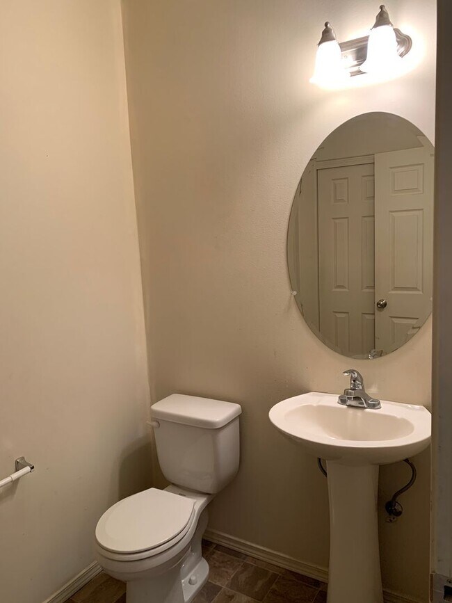 Building Photo - *** FIRST FULL MONTH'S RENT FREE***BEAUTIF...