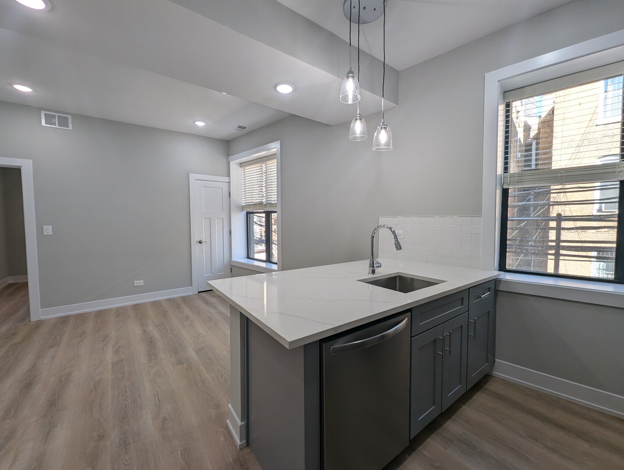 Building Photo - 423 W Belden Ave