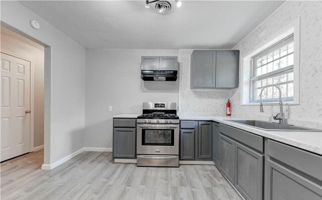 Building Photo - Renovated 3-bedroom House! HOUSING ACCEPTED!