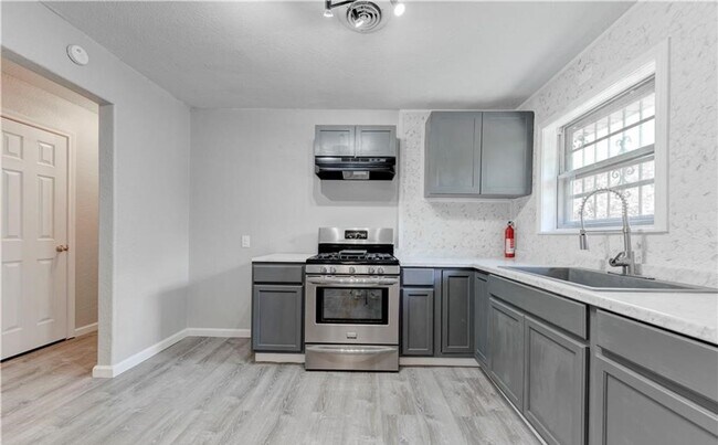 Building Photo - Renovated 3-bedroom House!