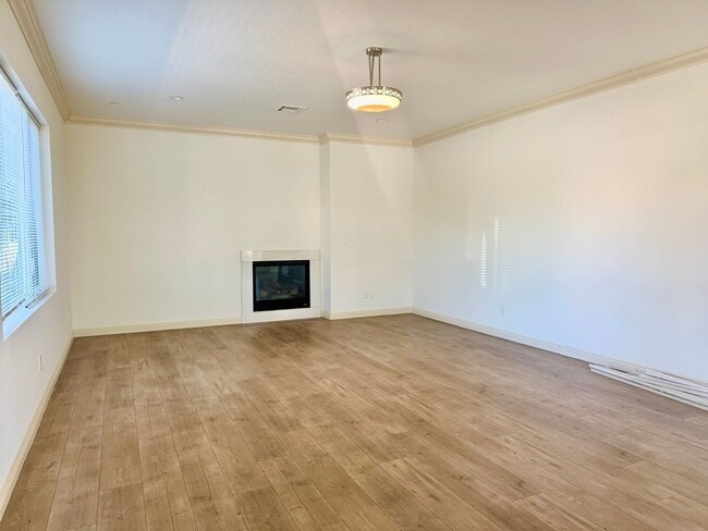 Building Photo - 2132