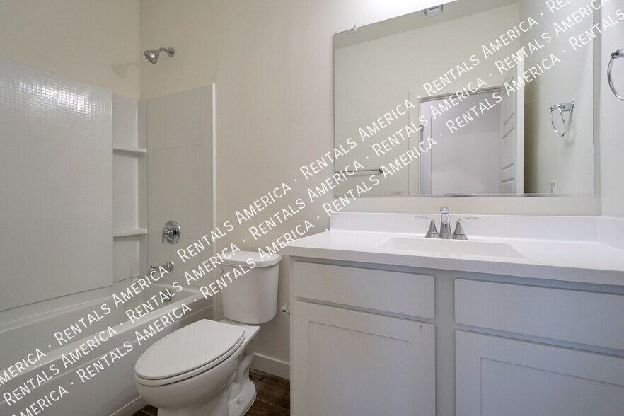 Building Photo - 614 E Diamond Dr