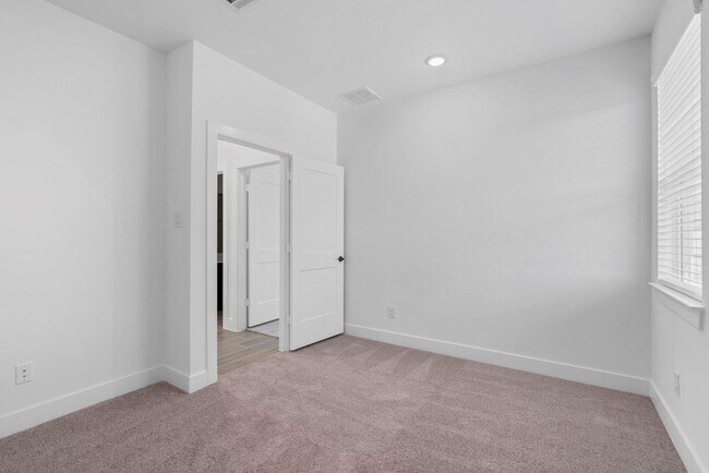 Building Photo - 1310 Shaded Rock Dr