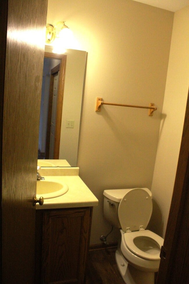 Building Photo - 376-376 Thomas Dr