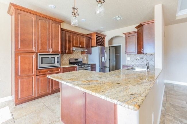 Building Photo - Modern 4 Bedroom 2 Bath Home!