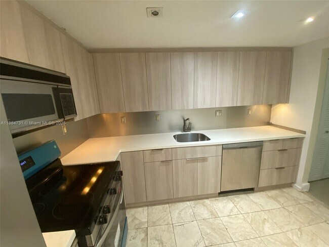 Building Photo - 9500 W Bay Harbor Dr