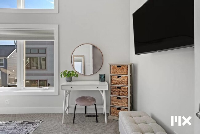 Building Photo - 627 Fairview Ave NE