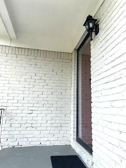 Building Photo - 1826 Eastridge Dr