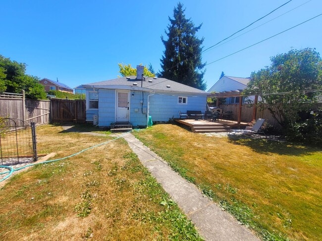 Building Photo - Charming Two Bedroom Home with Beautiful Y...