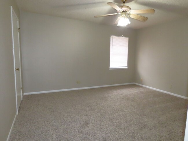 Building Photo - South Tyler! 3 Bedroom, 2 Bath Duplex w/Garage