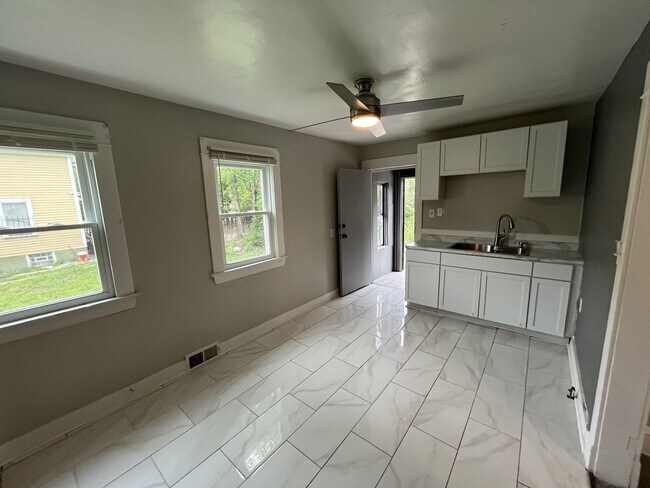 Building Photo - Four bedroom one bathroom single family home for rent. MOVE IN SPECIAL - HALF OFF FIRST MONTHS RENT