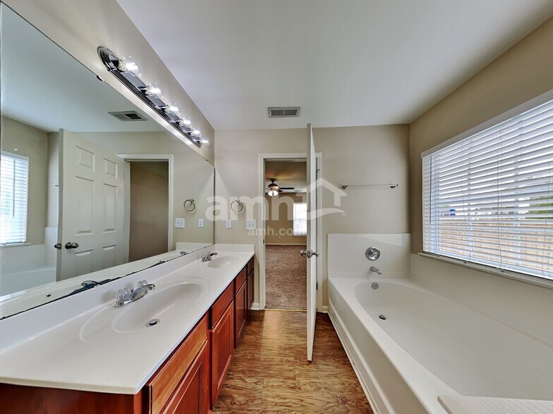 Building Photo - 4999 Ballantine Dr