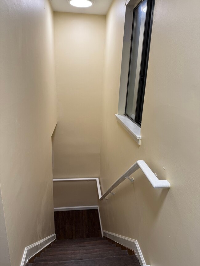 Building Photo - 350 Crewe Ct