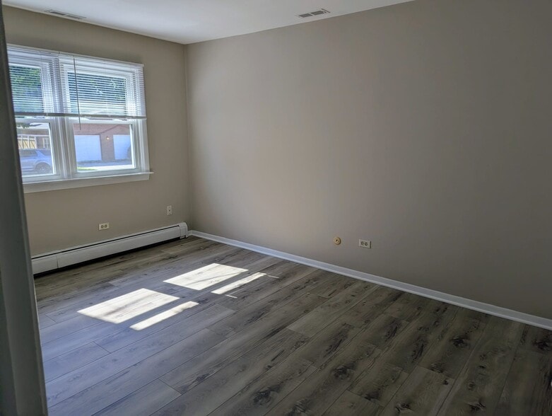Building Photo - 350 Prairie Ave