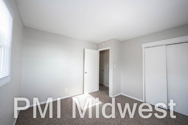 Building Photo - "Charming 2-Bedroom Retreat with 800 Sq. Ft. of Comfort in New Palestine!"