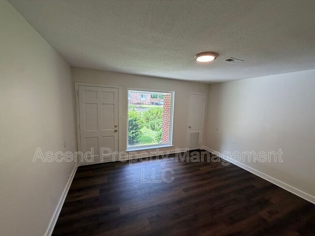 Building Photo - 3341 Pinewood Ave