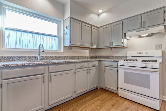 Building Photo - 818 7th St NE