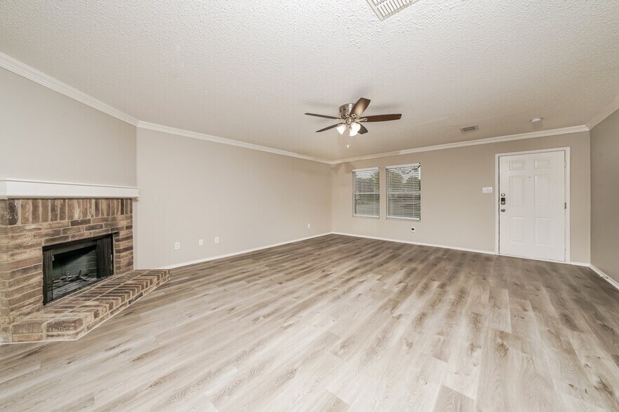 Building Photo - 2724 Woodlake Pkwy