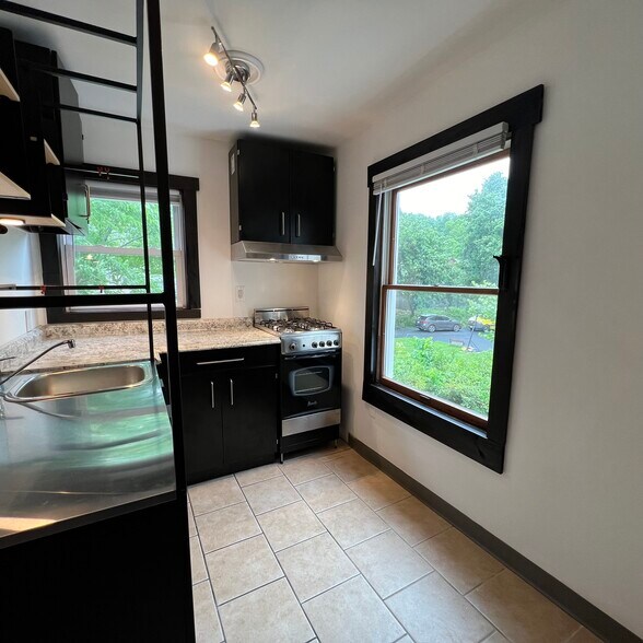 Kitchen - 40-2 Oak St