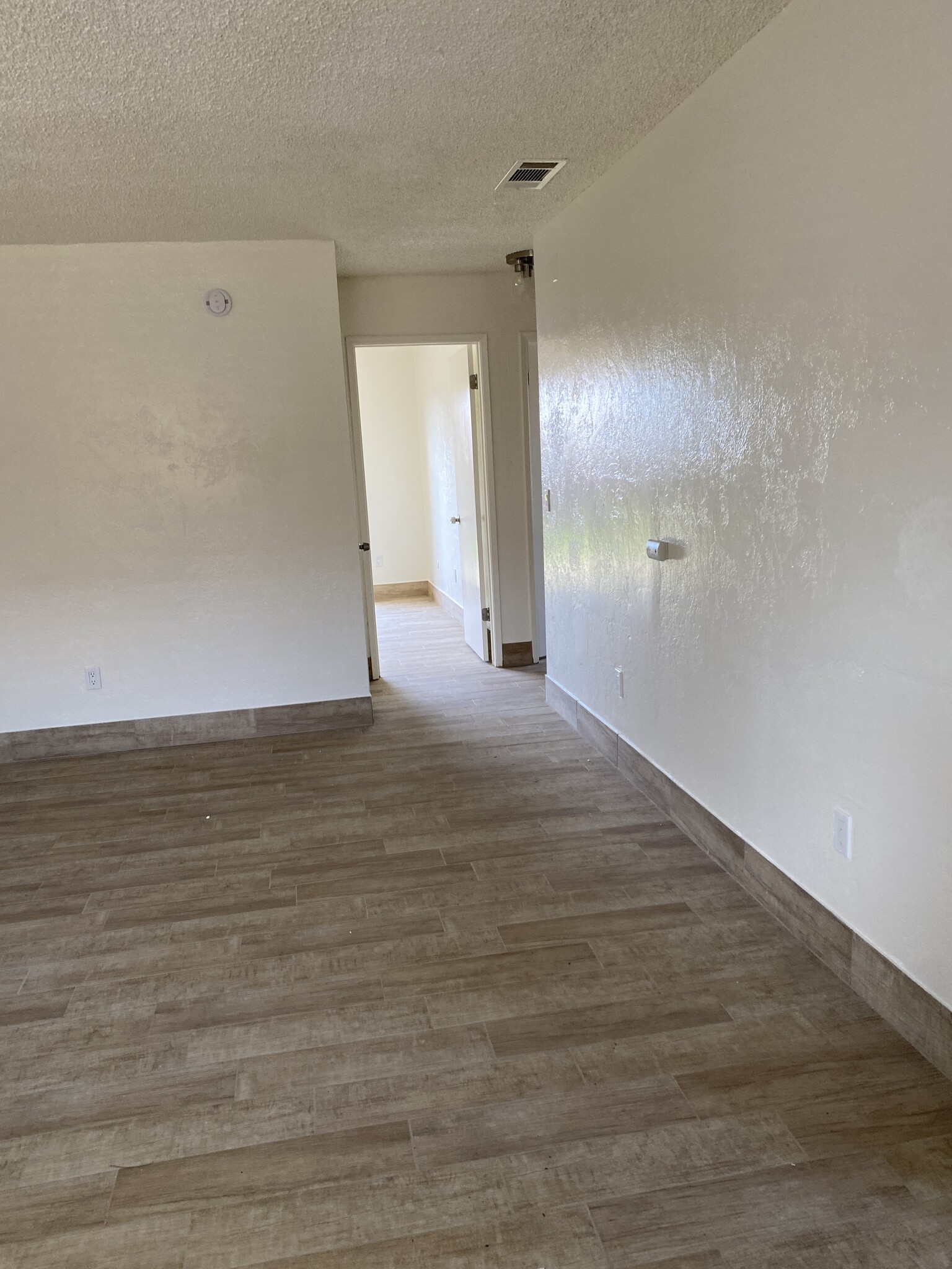 Living room - 931 Julieann Ln