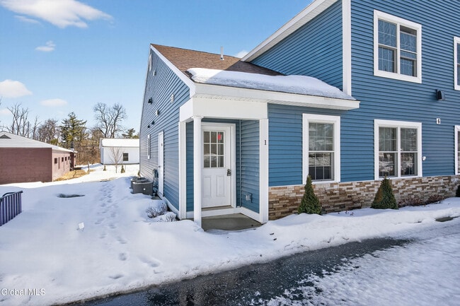 Building Photo - 6 Arrow St