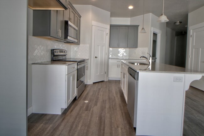 Building Photo - 4 Bedroom 2.5 Bathroom Townhome in Lehi